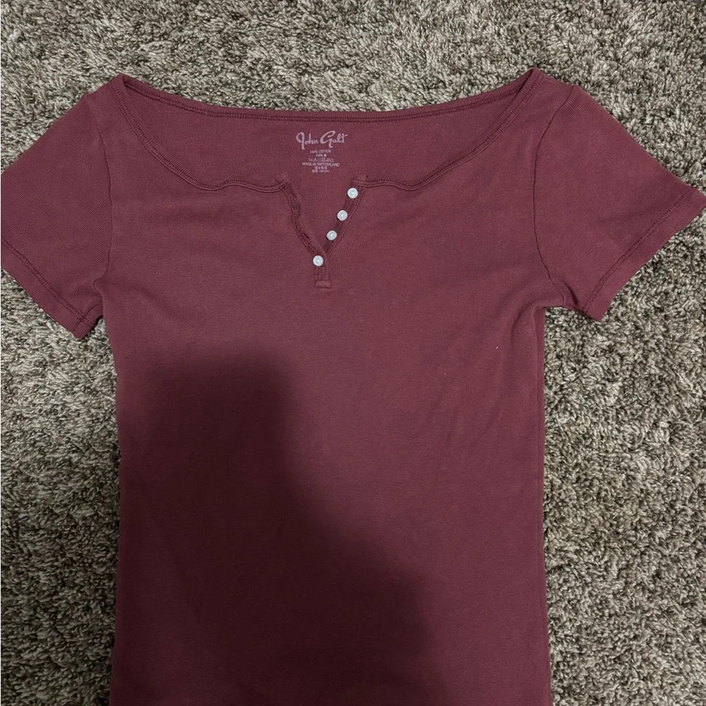 Brandy Melville Short Sleeve Scoop Henley Top - Burgundy - Picture 1 of 2